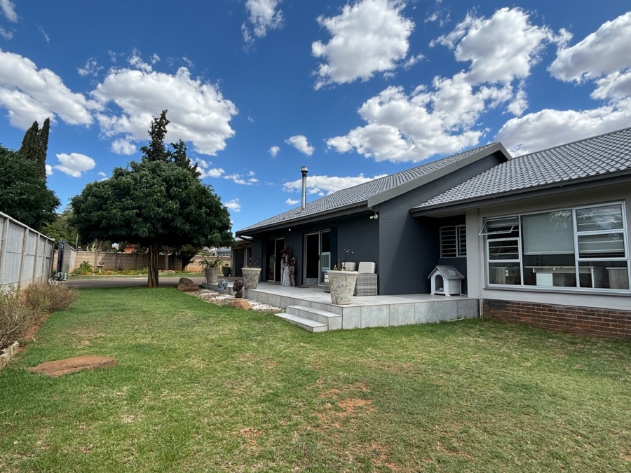 5 Bedroom Property for Sale in Langenhovenpark Free State